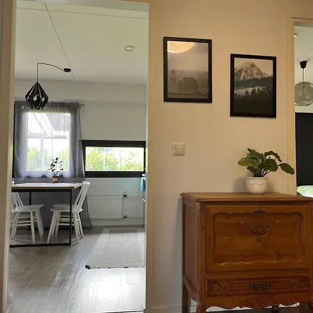 Saunallinen Kolmio Kahdella Autopaikalla *