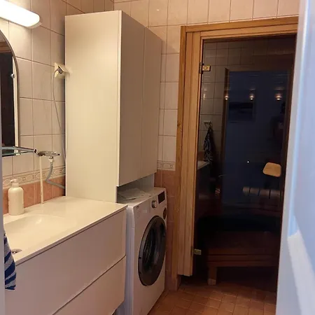 Saunallinen Kolmio Kahdella Autopaikalla *