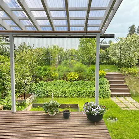 Saunallinen Kolmio Kahdella Autopaikalla