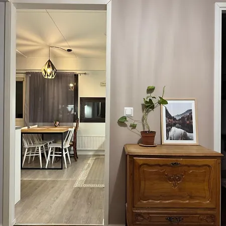 Saunallinen Kolmio Kahdella Autopaikalla