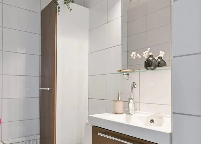 Saunallinen Kolmio Kahdella Autopaikalla *