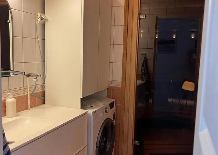 Saunallinen Kolmio Kahdella Autopaikalla *