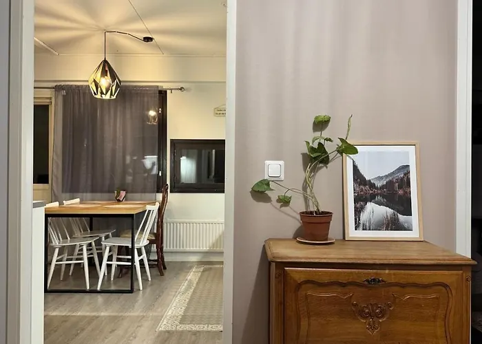 Saunallinen Kolmio Kahdella Autopaikalla